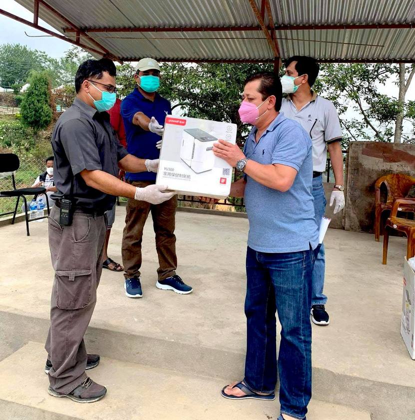 गोरखा र चितवनका ग्रामीण भेगका स्वास्थ्य केन्द्रलाई लक्ष्मण बाबु ट्रष्टद्वारा स्वास्थ्य साम्रग्री प्रदान