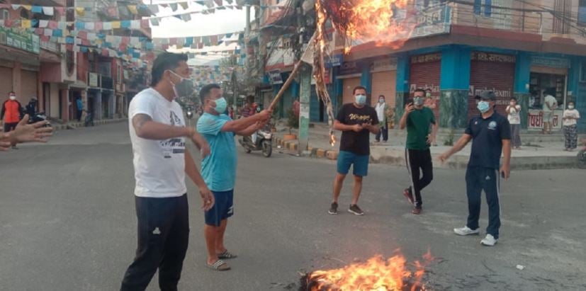 वाईसीएलद्वारा राष्ट्रपति र प्रधानमन्त्रीको पुत्ला दहन