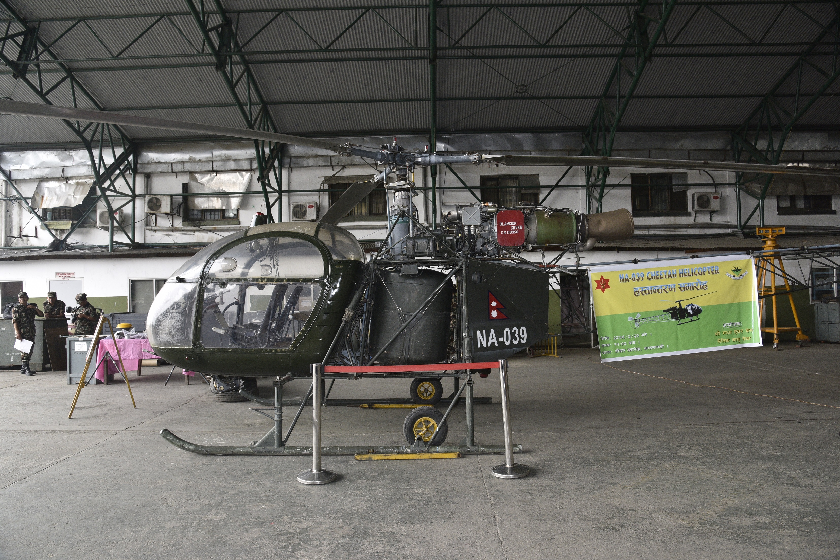 सेनाद्वारा मनमोहन प्राविधिक विश्वविद्यालय हेलिकप्टर हस्तान्तरण