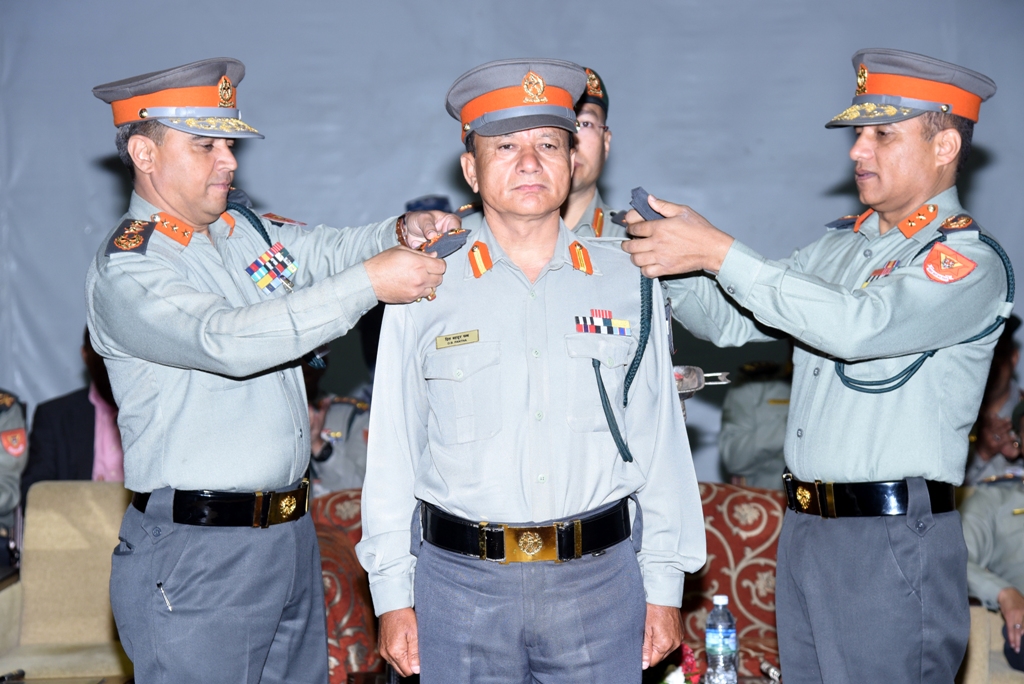   महानिरीक्षक खनालबाट प्रहरी उपरीक्षकमा पदोन्नती भएकाहरुलाई दर्ज्यानी चिन्ह प्रदान