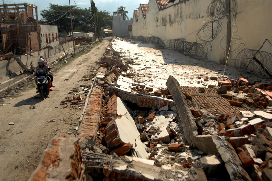 Time running out for survivors as Indonesia toll tops 1,400