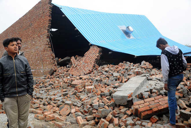 Five injured in a house collapse