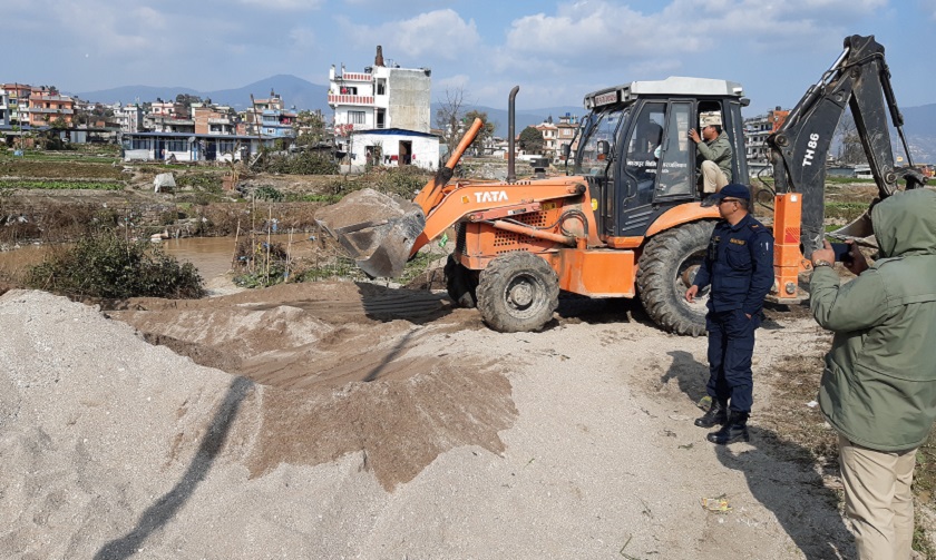   मनोहरा खोलाको बालुवा पुनः मनोहरा खोलामै