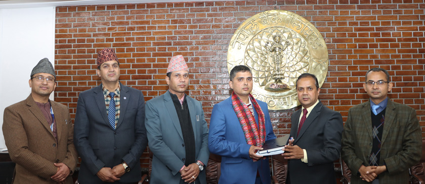 व्यवस्थापन संकायमा स्नातकोत्तर टपेका खरेल नेपाल बैंकबाट सम्मानित