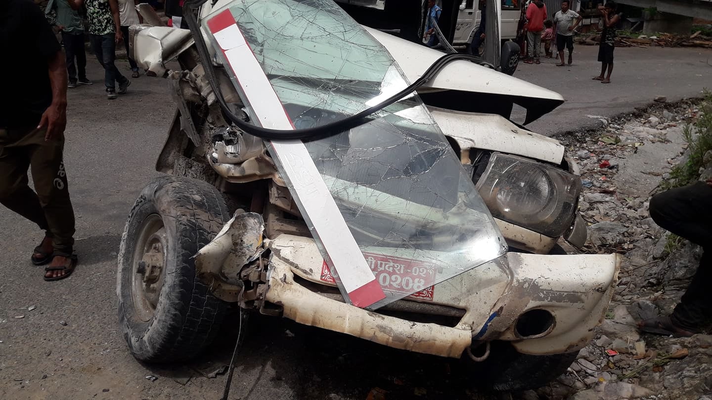 कर्णाली राजमार्गमा बसले जिपलाई ठक्कर दिँदा ७ जना घाइते