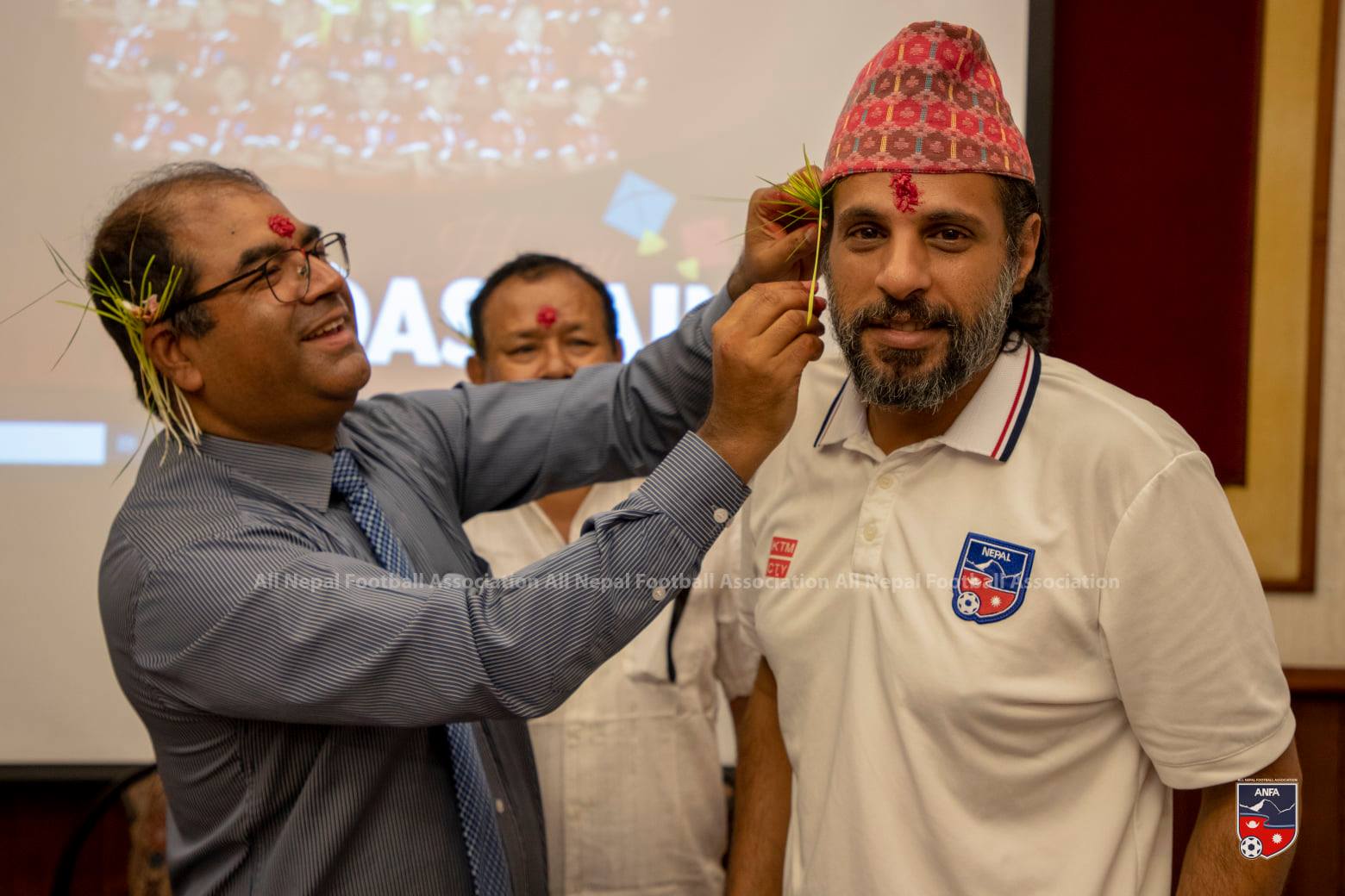 माल्दिभ्समा नेपाली फुटबलको दसैँ, ढाका टोपीमा सजिए अल्मुताइरी (फोटोहरु)