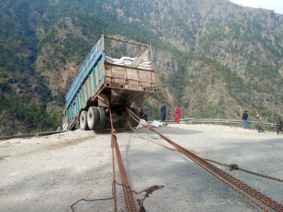 कर्णाली राजमार्गमा ट्रक यस्तो अवस्थामा दुर्घटना
