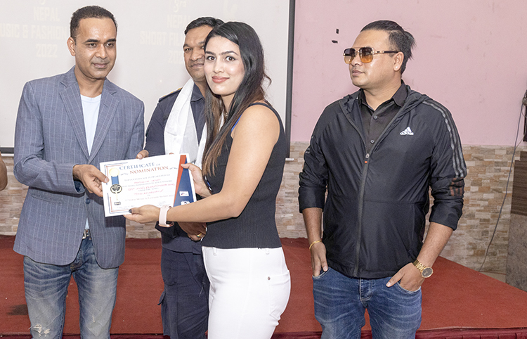 नेपाल म्युजिक एन्ड फेशन अवार्डको मनोनयनमा परेकालाई प्रमाणपत्र