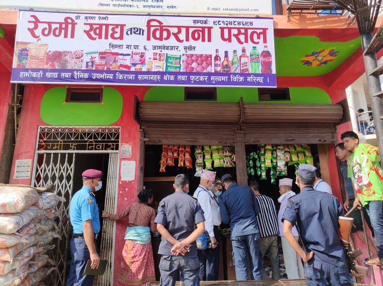 सुर्खेत प्रशासनको चाडपर्व लक्षित बजार अनुगमन : म्याद गुज्रिएका सामग्री नष्ट