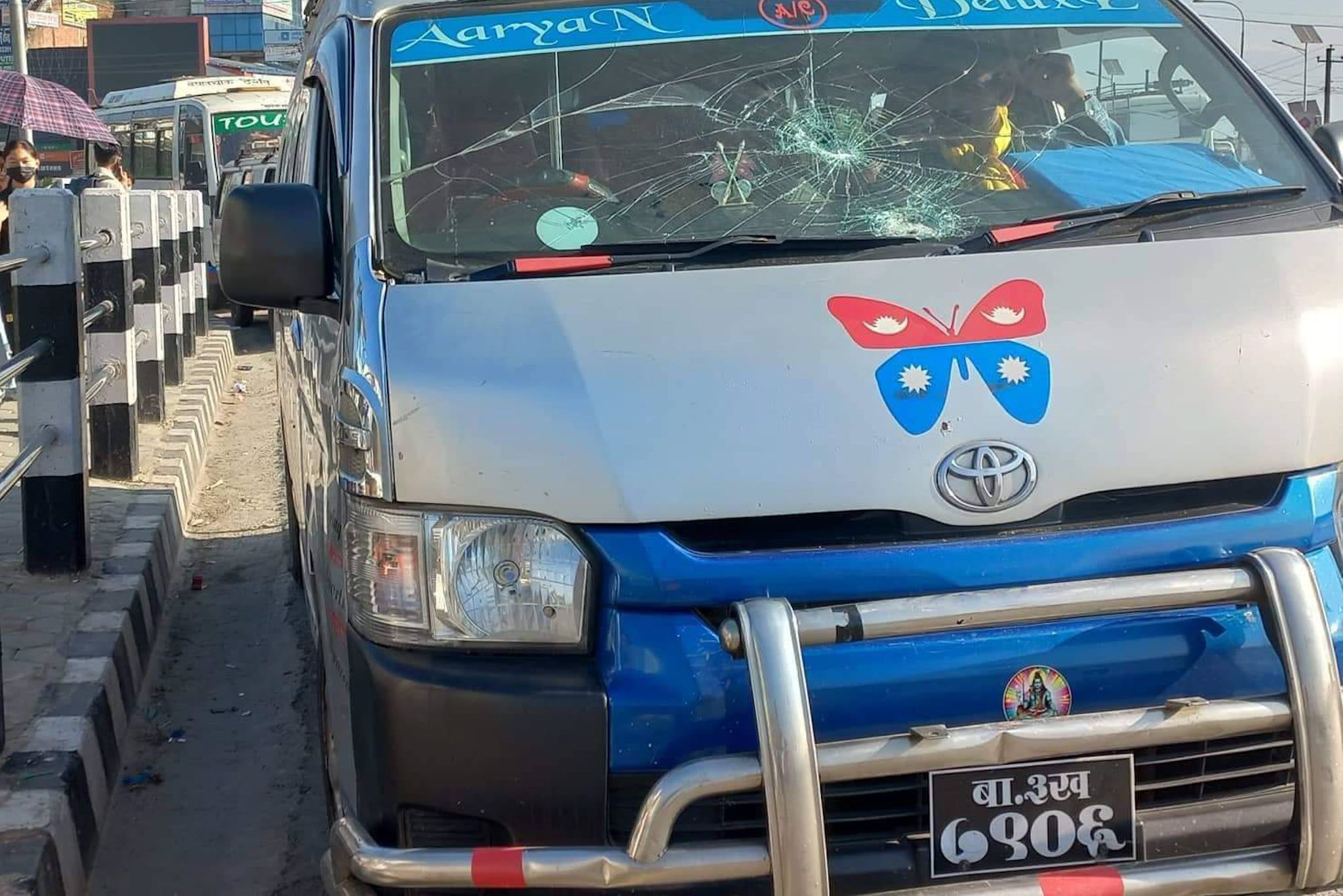 कोटेश्वरमा दुईवटा सार्वजनिक गाडी तोडफोड