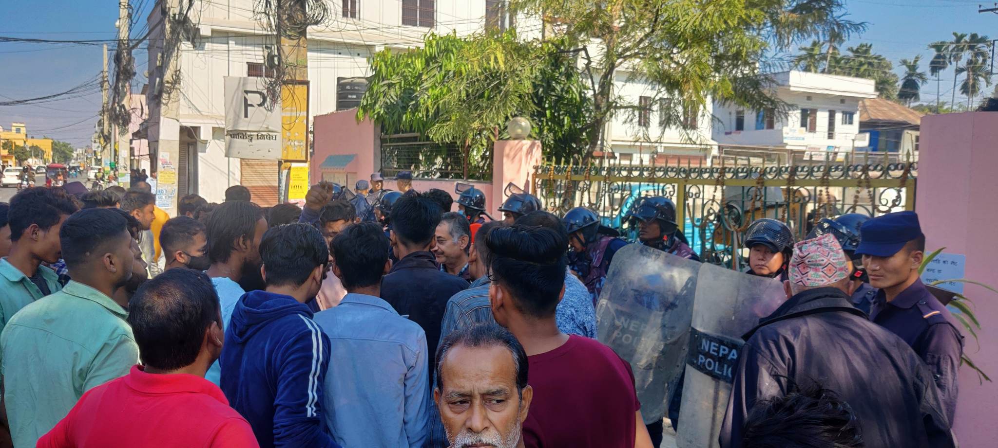 फुटपाथ खाली गराउन थालेपछि व्यापारीद्वारा महानगरपालिका घेराउ