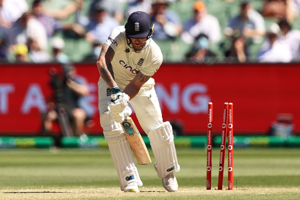 Australia thrashes England to retain Ashes