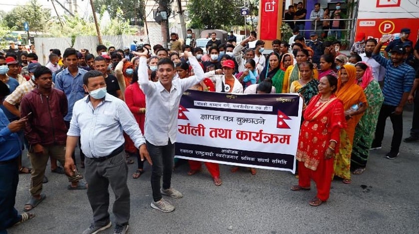 काठमाडौं महानगरविरुद्ध प्रदर्शनमा फुटपाथ व्यापारी (तस्बिरहरु)