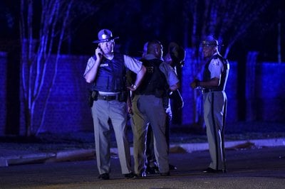 7 officers shot, 1 fatally, serving warrant in S. Carolina