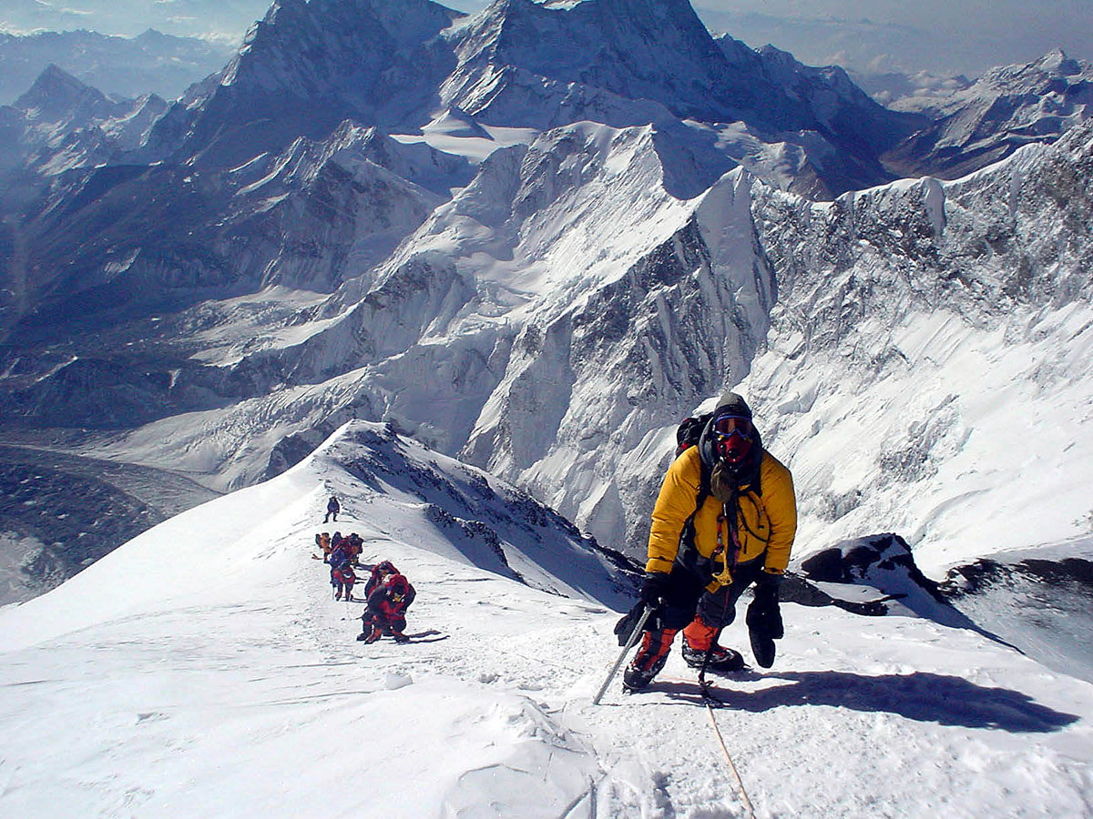 Autumn season climbing on world's highest peak restarts after nine years