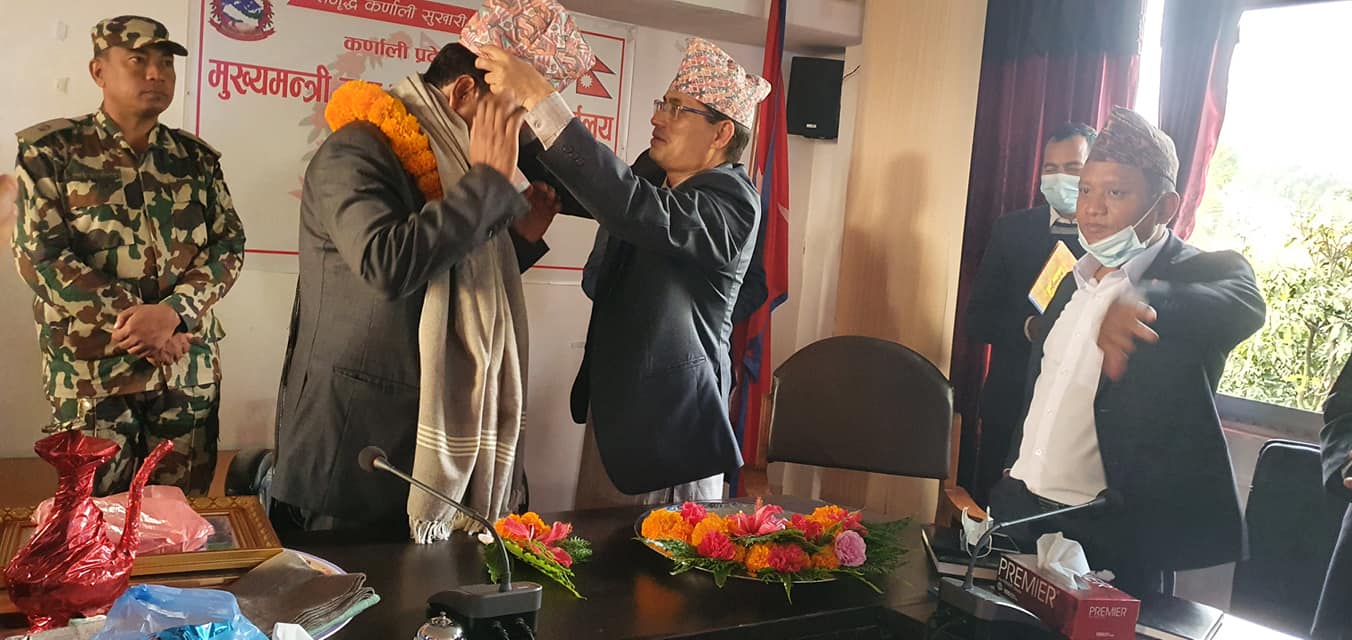 कर्णालीका प्रथम मुख्यमन्त्रीलाई कर्मचारीको बिदाइ (तस्बिरहरु)