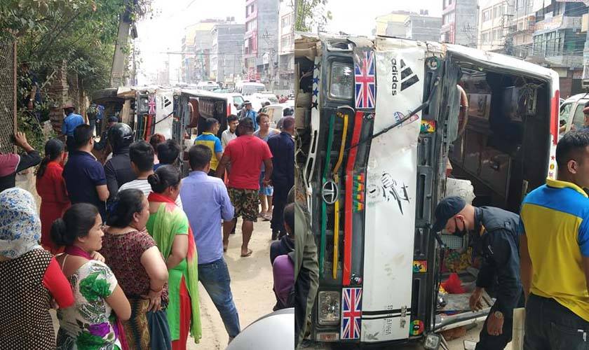   काठमाडौँमा बीच सडकमै पल्टियो बस, १८ जना घाइते