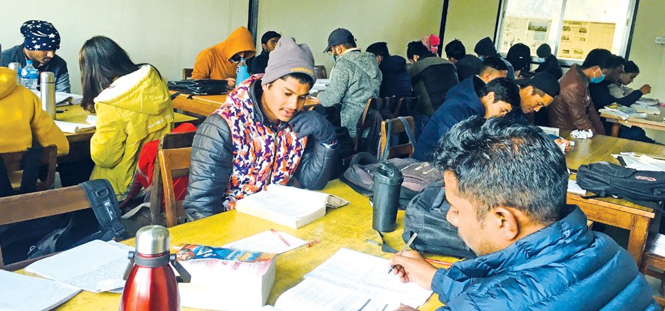   पुस्तकालयमा पढ्न झिसमिसेमै लाम