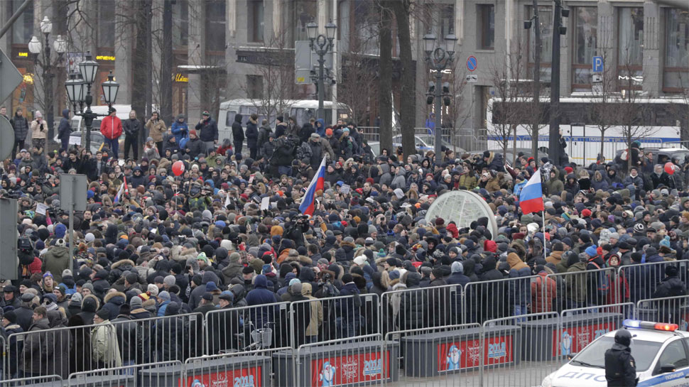 Navalny arrested as thousands rally against Putin and 'pseudo-polls'