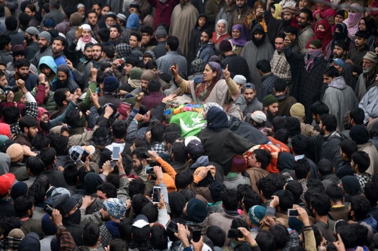 Militants kill 4 Indian police in Kashmir