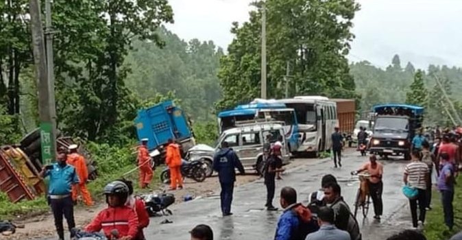 मकवानपुरमा भारतीय ट्रकले ५ सवारीसाधनलाई ठक्कर दियो,  दुईको मृत्यु