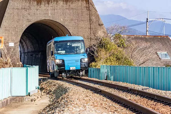 जापानमा सुरु भयो अनौठो बस : सडकको साथै रेलवे ट्रयाकमा पनि चल्छ