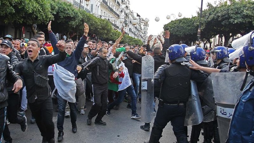 निर्वाचनको विरुद्धमा अल्जेरियामा प्रदर्शन, मतदान केन्द्रमा आक्रमण
