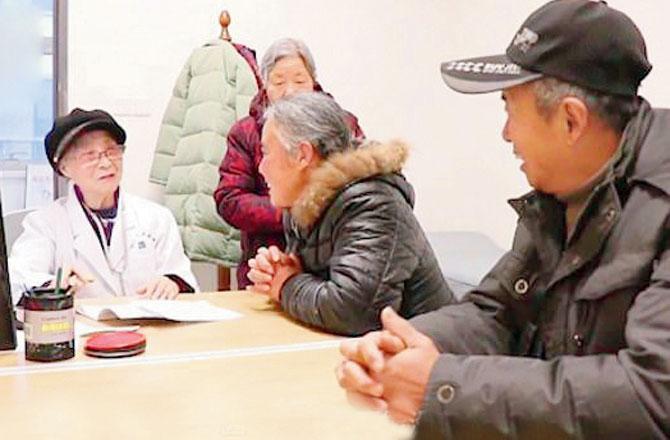 चीनका यी डक्टर ९२ वर्षको उमेरमा पनि सक्रियताका साथ विरामी हेर्छिन्, हप्तामा जाँच्छिन् ६०० विरामी