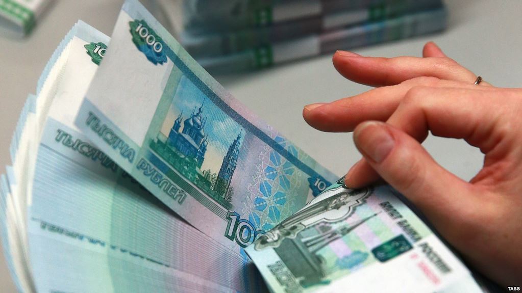 Russian ruble tumbles on fresh US sanctions