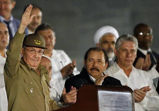 Raul Castro celebrates Cuban independence, honors revolutionary leaders