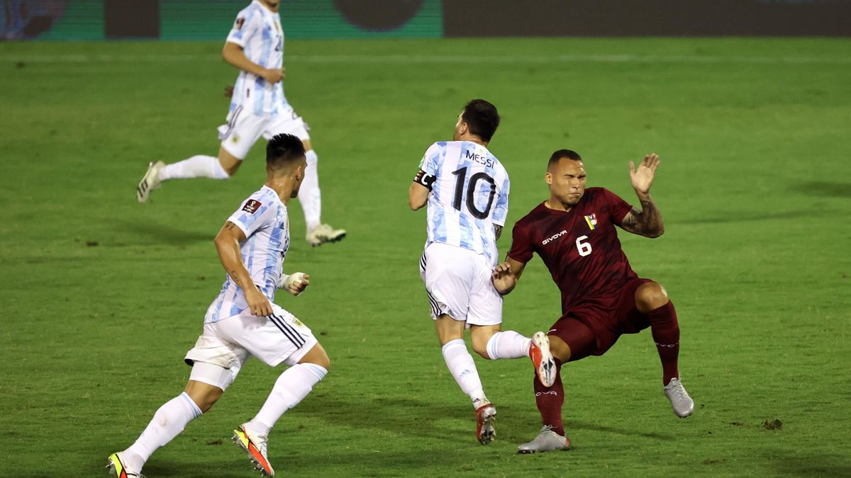 Venezuela's Martinez sorry for Messi tackle
