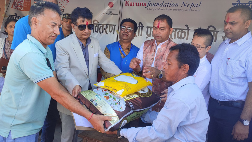 कोसी पीडितलाई राहत वितरण