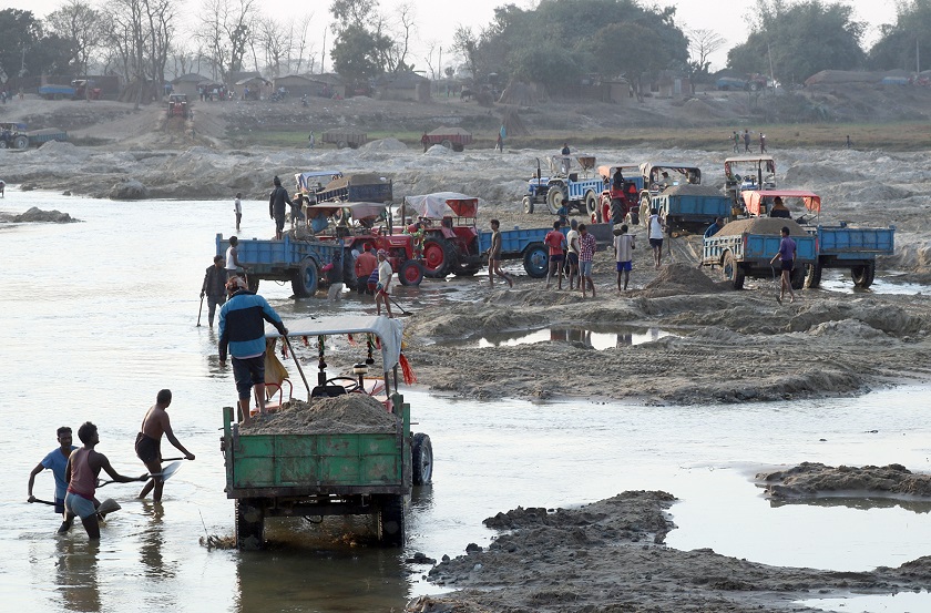 पर्साको ओरिया खोलामा अवैध उत्खनन