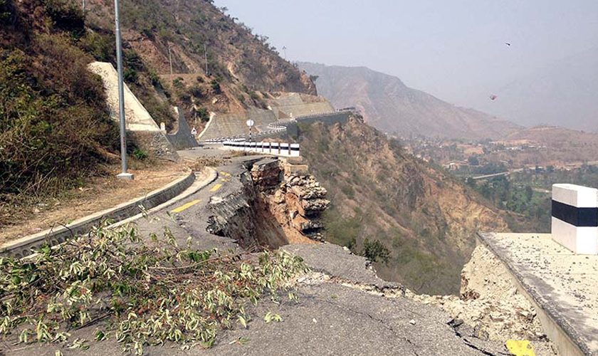 वीपी राजमार्गमा ठूला सवारी : ५ मिटरको साँघुरो सडकमा सवारी पास हुनै समस्या, दुर्घटनाको जोखिम