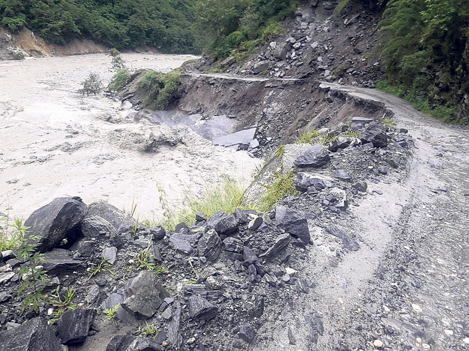 Beni-Jomsom road obstructed