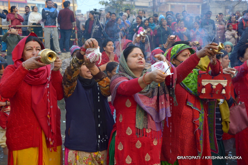 उदाउँदो सूर्यलाई अर्घ दिई छठ समापन (फोटोफिचर)