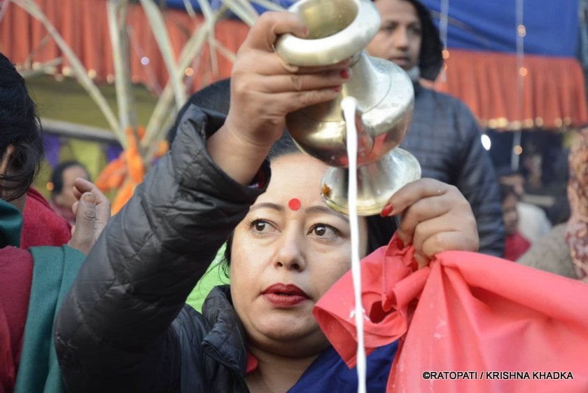 उदाउँदो सूर्यलाई अर्घ्य दिँदै छठको समापन, तस्बिरमा हेर्नुहाेस् गाैरीघाटकाे छठपूजा