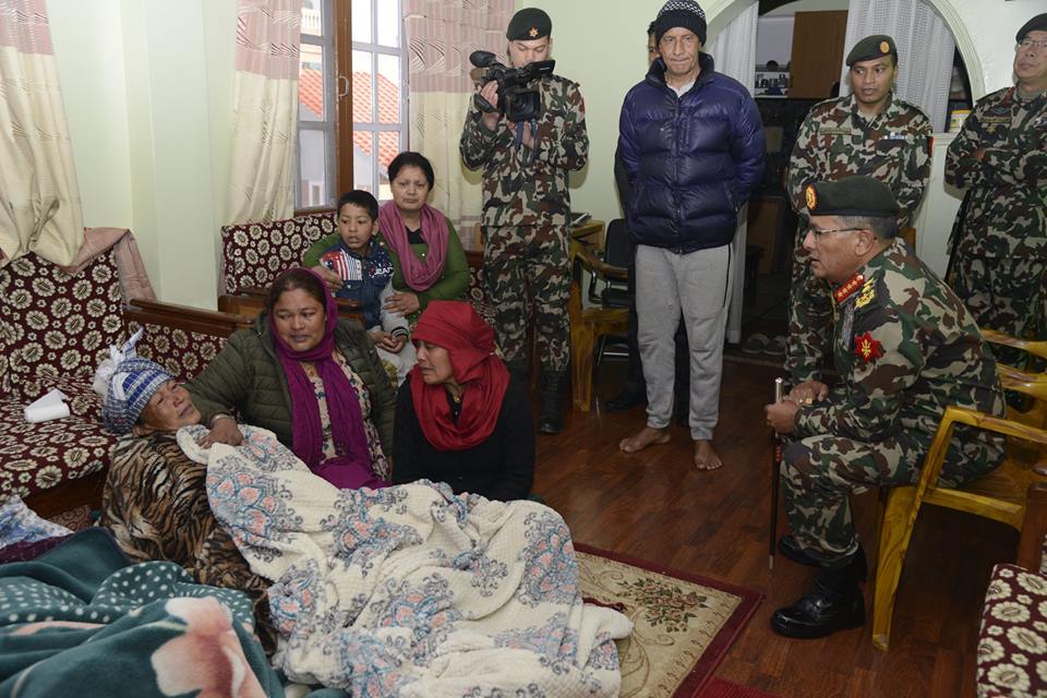 हेलिकप्टर दुर्घटनामा ज्यान गुमाएका सेनाका जमदारको परिवार भेट्न पुगे प्रधानसेनापति