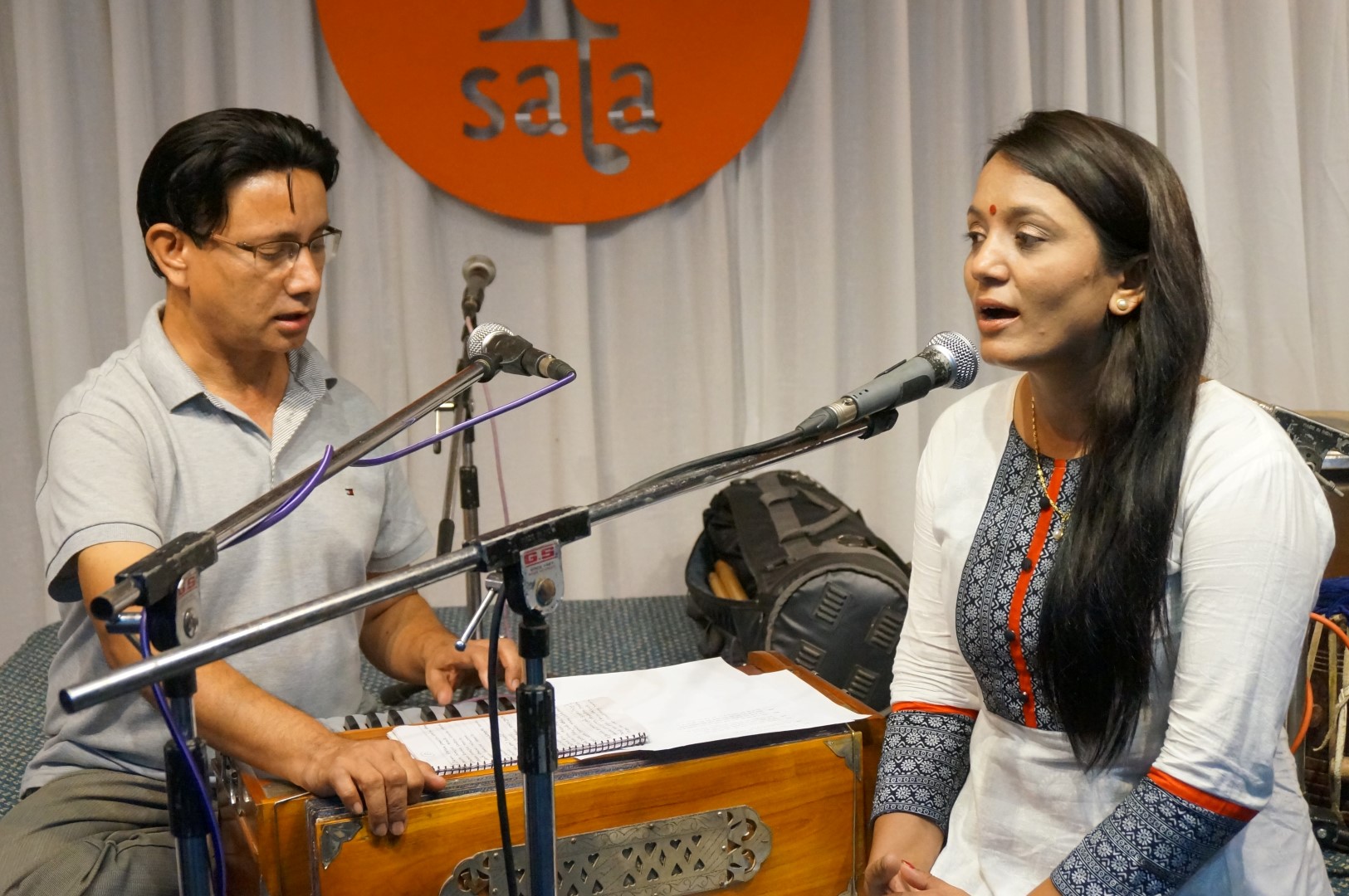 यसपालीको पलेँटीमा संगीतकार आभाससित मीना निरौला