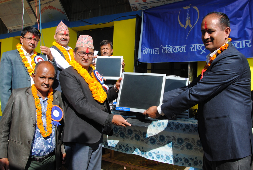 नेपाल टेलिकमले फलेवासको स्कूललाई कम्प्युटर दियो