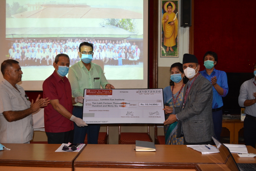 एभरेष्ट बैंकद्वारा लुम्बिनी नेत्र विज्ञान अध्ययन संस्थानलाई स्वास्थ्य उपकरण सहयोग