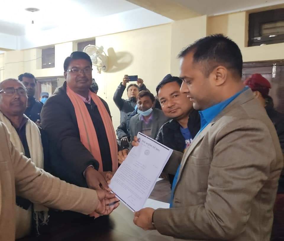 प्रचण्ड-नेपाल पक्षले सीडीओमार्फत प्रधानमन्त्रीलाई बुझाए विरोधपत्र