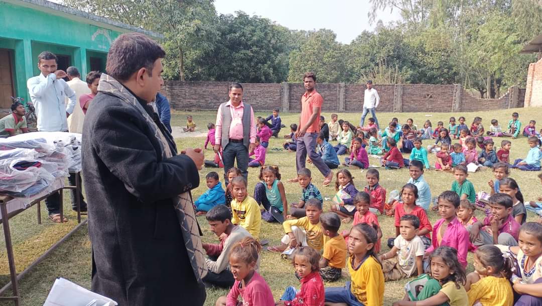 जन्मदिनको अवसरमा ३५० विद्यार्थीलाई स्कुल ब्याग र शैक्षिक सामग्री वितरण