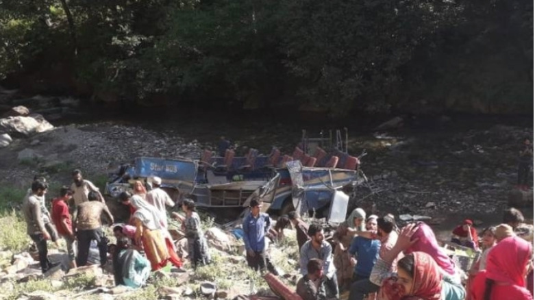 कश्मीरमा यात्रुवाहक बस दुर्घटना, ३५ जनाको मृत्यु