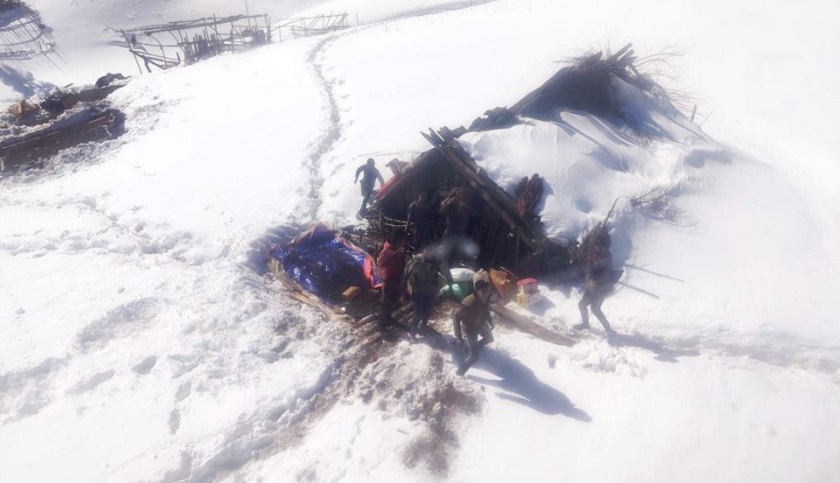 हिउँमा फसेका ३४ जनाको हेलिकप्टरद्वारा उद्धार