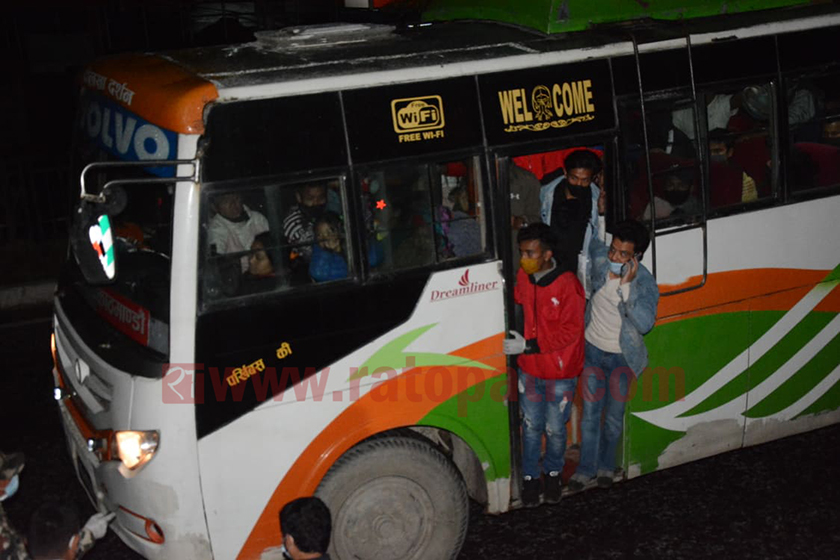 चर्को भाडा असुलेर रातिराति काठमाडौँबाट यात्रु ओसार्दै यातायात व्यवसायी