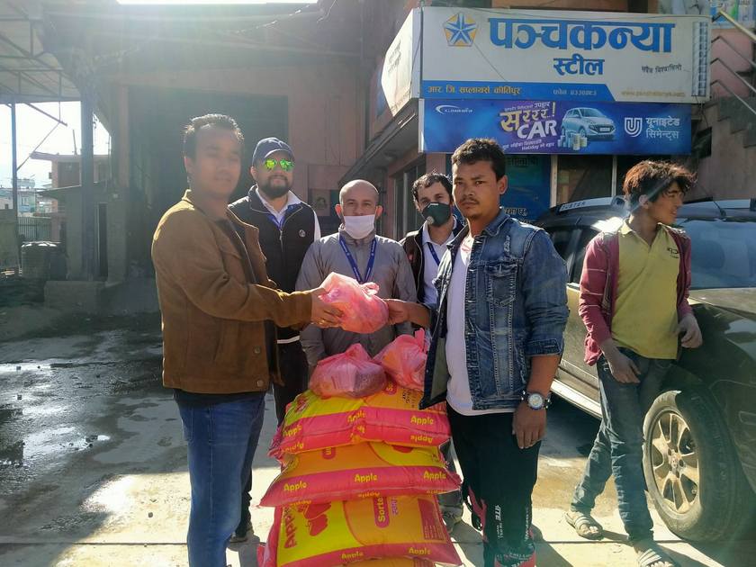   पञ्चकन्या स्टिलका डिलरहरूद्वारा मजदुरलाई खाद्यान्न वितरण