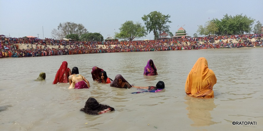 जहाँ महिलाले पानीमा डुबुल्की लगाउँदा सन्तान प्राप्त हुने विश्वास छ (फोटोफिचर)