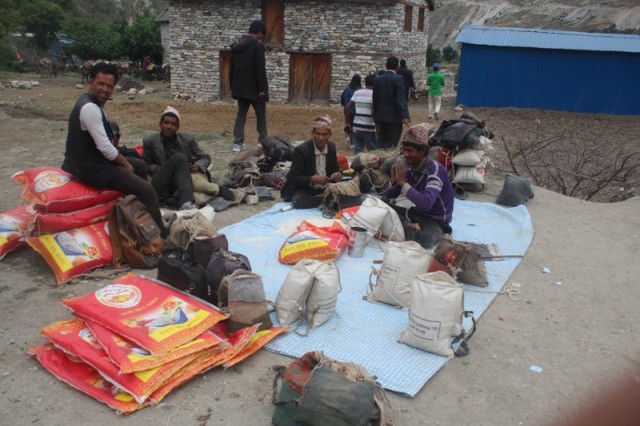 समयमै ढुवानी नहुँदा मुगुवासी महँगोमा चामल किनेर खान बाध्य