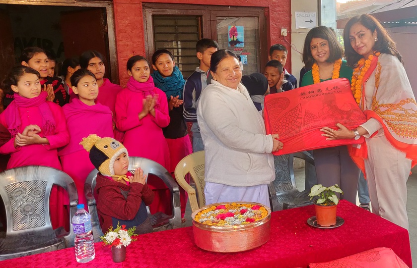 नेपाल बंगलादेश बैंकद्वारा नवकिरण अनाथ, असहाय बाल उत्थान समाजलाई ब्ल्याङ्केट हस्तान्तरण